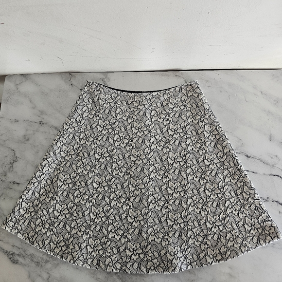 BCBGMAXZRIA Chic Black and White Floral Mini Skirt Small Preowned - Picture 4 of 6